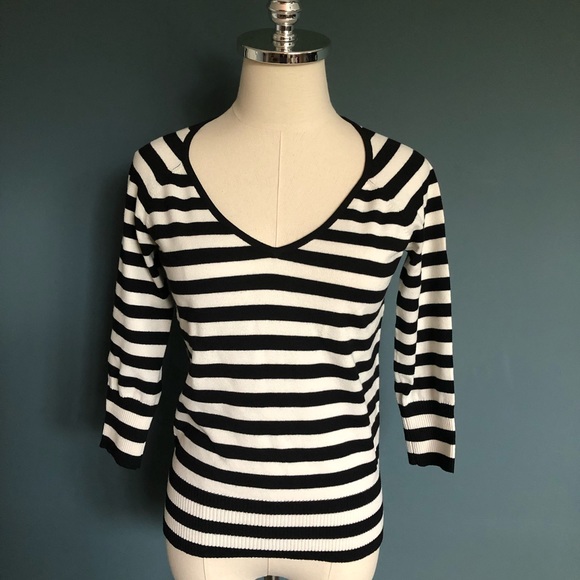 DANA BUCHMAN STRIPED BLACK & CREAM TOP SZ SMALL 3/4 SLEEVE ROUNDED V-NECK - Picture 2 of 6